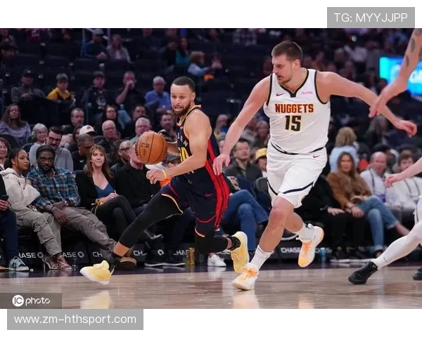 库里连续得分压制对手反扑,勇士保持风向